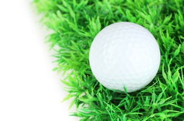 Golf topu üzerinde beyaz izole çimenlerin üzerinde