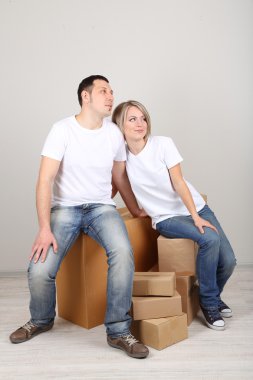 Genç çift yeni eve taşınıyor.