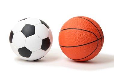 Basketbol ve futbol topları üzerinde beyaz izole