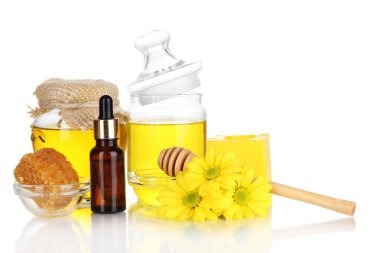 yağlar ve üzerinde beyaz izole bal kokulu bal spa