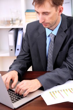 onun işyerinde ofiste genç işadamı