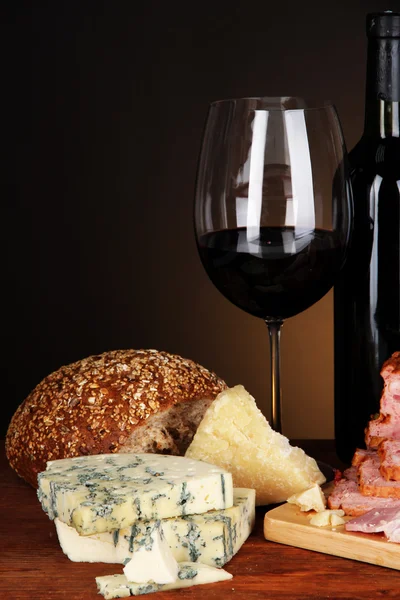 ワイン、チーズおよび肉製品の絶妙な静物 — ストック写真