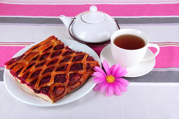 Kirschtorte mit Tee auf dem Tisch in Großaufnahme — Stockfoto