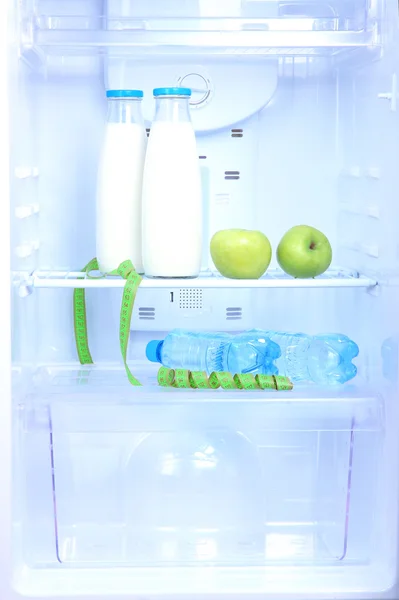 Abra o refrigerador com comida de dieta — Fotografia de Stock