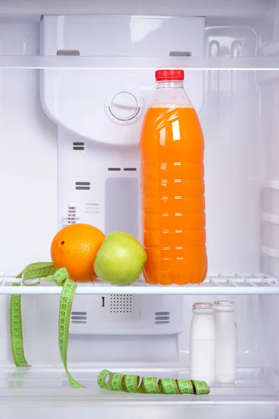 Buka kulkas dengan makanan diet — Stok Foto
