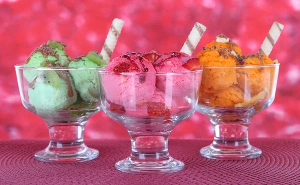 Delicioso helado en la mesa sobre fondo brillante —  Fotos de Stock