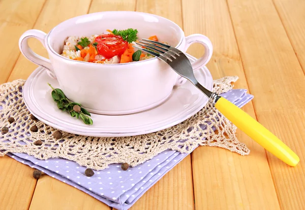 木製のテーブルのクローズ アップに鍋にハーブと野菜のおいしいお米 — ストック写真