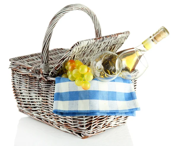 Cesta de picnic con uva y botella de vino, aislada en blanco — Foto de Stock