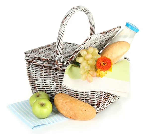 Cesta de picnic con frutas y botella de leche, aislada en blanco — Foto de Stock