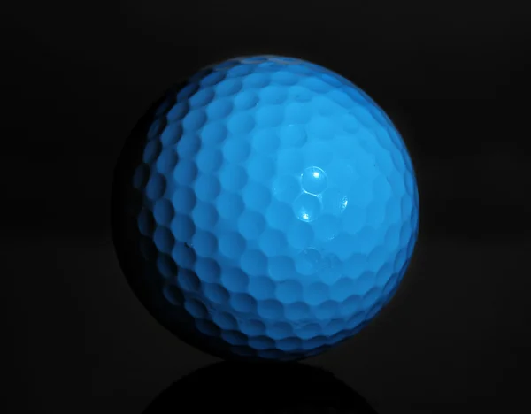 Pelota de golf sobre fondo gris — Foto de Stock