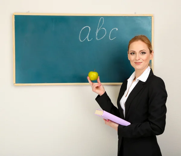 Öğretmen kadın sınıfta chalkboard yakınındaki portresi — Stok fotoğraf