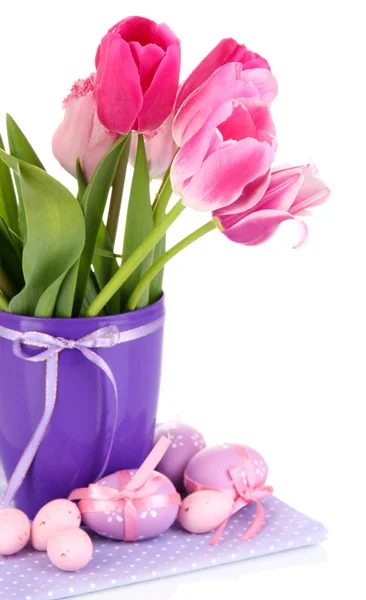 Composition de Pâques avec des tulipes fraîches et des œufs de Pâques isolés sur blanc — Photo