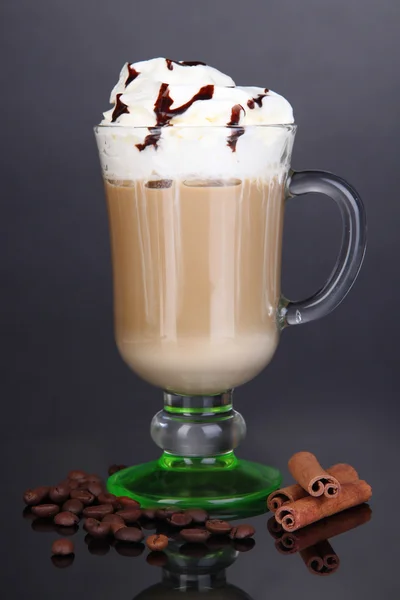 Geschichteter Kaffee in Glas auf Tisch auf grauem Hintergrund — Stockfoto