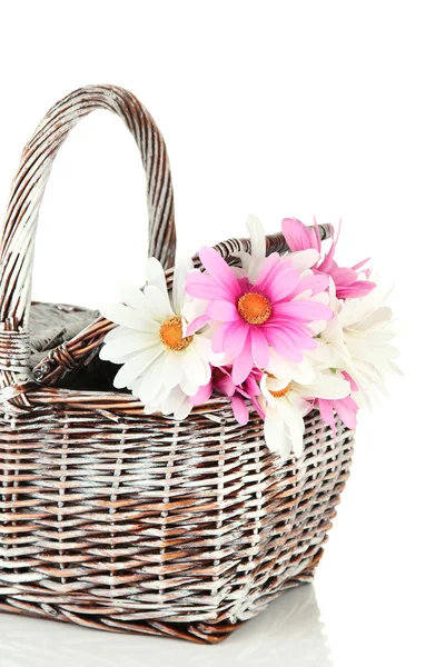 Cesta de picnic con flores, aislada en blanco —  Fotos de Stock