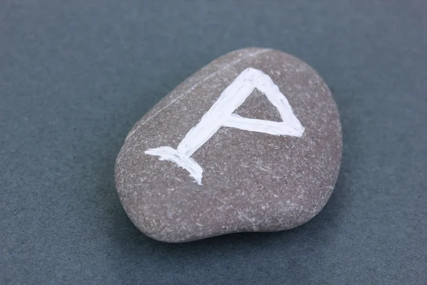 Фортуна розмовляє з символами на камені на сірому фоні — стокове фото