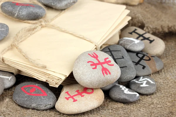 Fortune telling con simboli su pietre su sfondo di iuta — Foto Stock