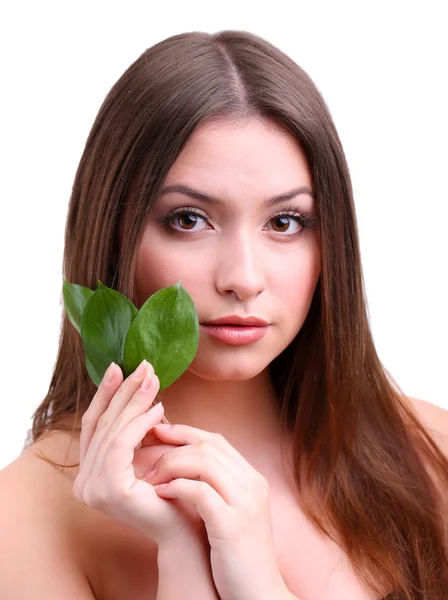 Schöne junge Frau mit grünen Blättern isoliert auf weiß — Stockfoto