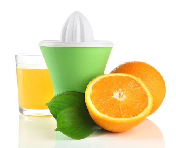 Prensa cítrica, vaso de jugo y naranjas maduras, aislado sobre blanco — Foto de Stock