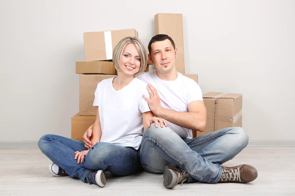 Pareja joven mudándose en casa nueva — Foto de Stock