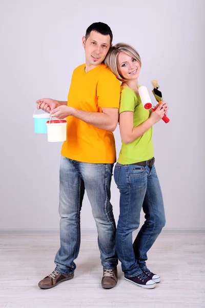 Jeune couple faisant de la rénovation ensemble — Photo