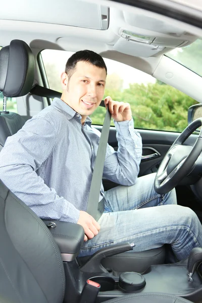Retrato del joven sentado en el coche —  Fotos de Stock