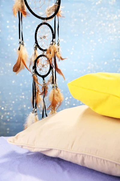 Ловец снов и подушки на синем фоне — стоковое фото