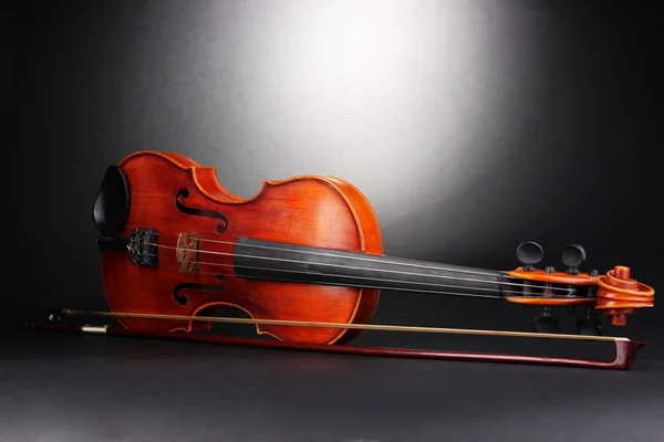 黒の背景上の古典的なバイオリン — ストック写真