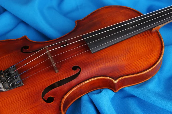 Klassische Geige auf Stoffhintergrund — Stockfoto