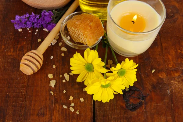 オイルと木製のテーブルのクローズ アップに蜂蜜の香り蜂蜜スパ — ストック写真