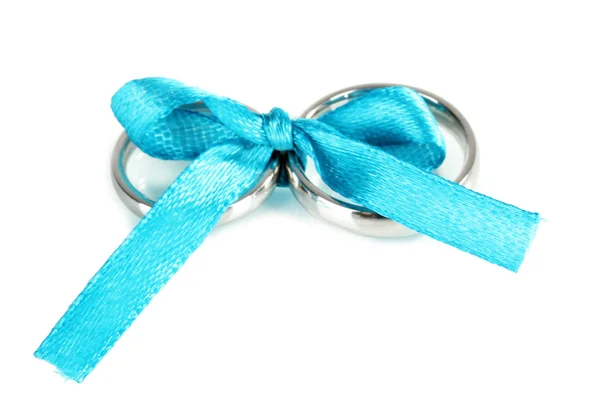 Anéis de casamento amarrados com fita isolada em branco — Fotografia de Stock