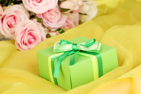 꽃 배경에서 아름 다운 선물 — 스톡 사진