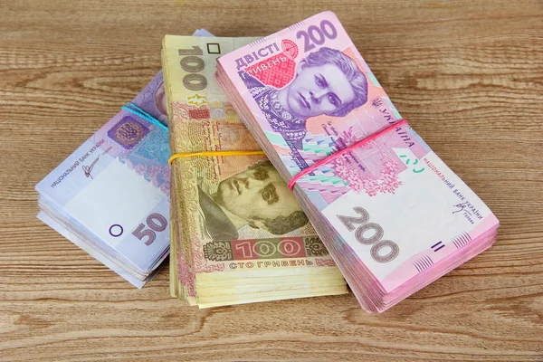 Ahşap zemin üzerine Ukraynalı para — Stok fotoğraf