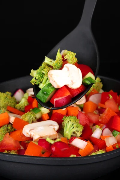 Ragoût de légumes dans une casserole, isolé sur noir — Photo