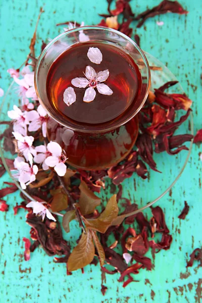 Kräutertee in Glasschale, auf farbigem Holzhintergrund — Stockfoto