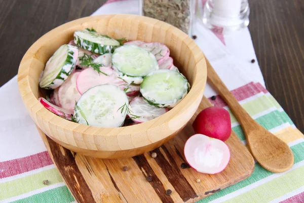 Salade de légumes vitaminés dans un bol en bois sur une table en bois close-up — Photo