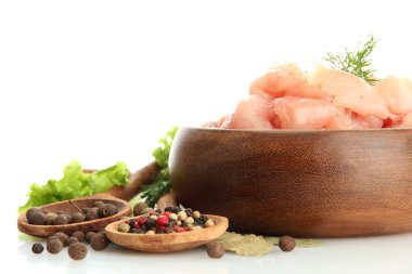 Tavuk eti üzerinde beyaz izole kase,