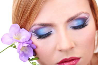 güzel kadın gözleri parlak mavi makyaj ve çiçek