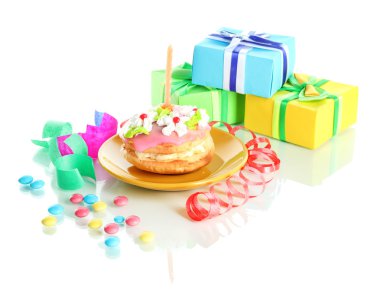 mum ve üzerinde beyaz izole hediyeler ile renkli doğum günü pastası
