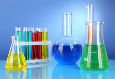 test tüpleri ile mavi arka plan üzerinde renkli sıvı