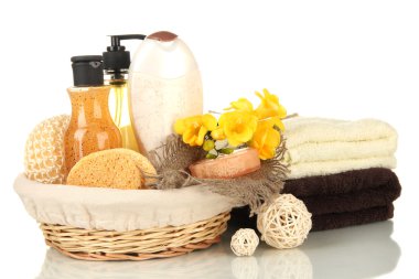 Kozmetik Şişeler ve üzerinde beyaz izole sabun sepeti,