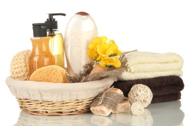 Kozmetik Şişeler ve üzerinde beyaz izole sabun sepeti,