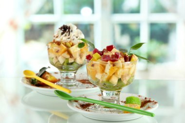 pencere arka planda bir dondurma yemek meyve salatası