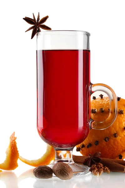 Glühwein im Glas, Gewürz und Orange isoliert auf Weiß — Stockfoto