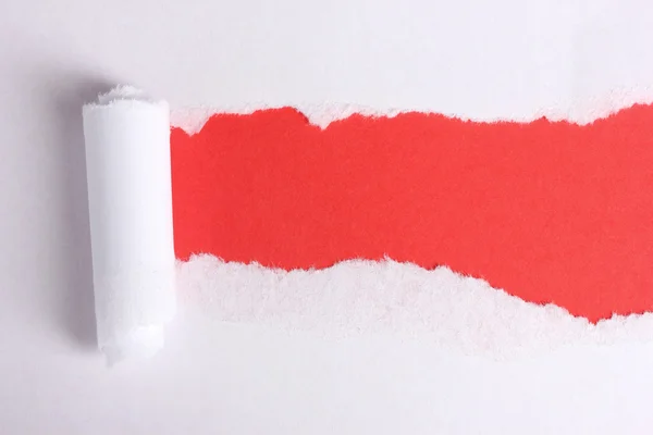 Papel roto con fondo rojo — Foto de Stock