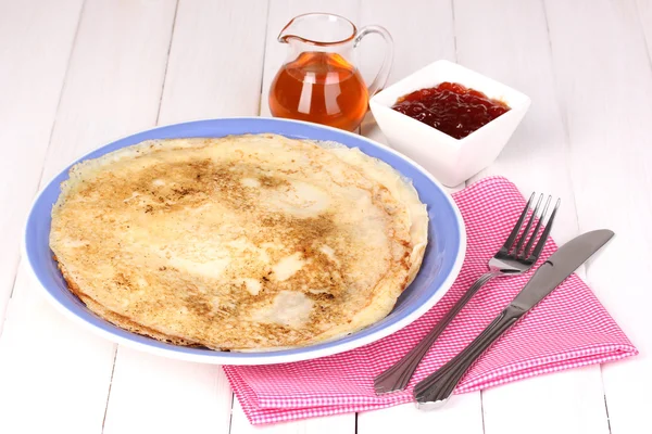 Stack av läckra pannkakor på trä bakgrund — Stockfoto