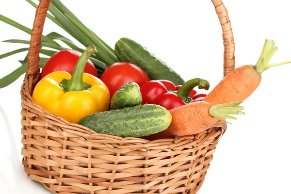 Verdure fresche in cesto isolato su bianco — Foto Stock