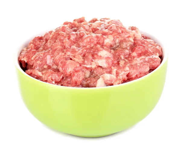 Schüssel mit rohem Hackfleisch isoliert auf weiß — Stockfoto