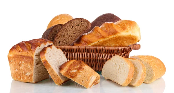 Friss kenyér kosárban elszigetelt fehér — Stock Fotó