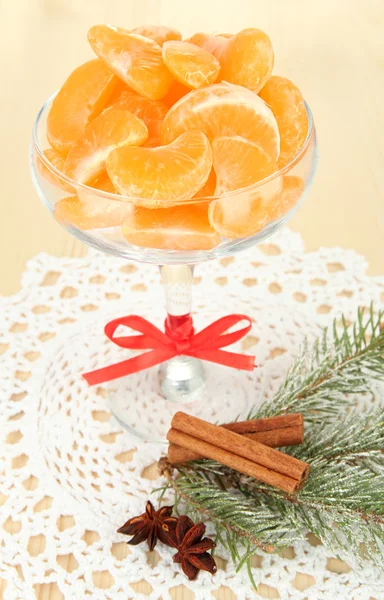 Plastry smaczny mandaryny w szklanej misce na jasnym tle — Zdjęcie stockowe