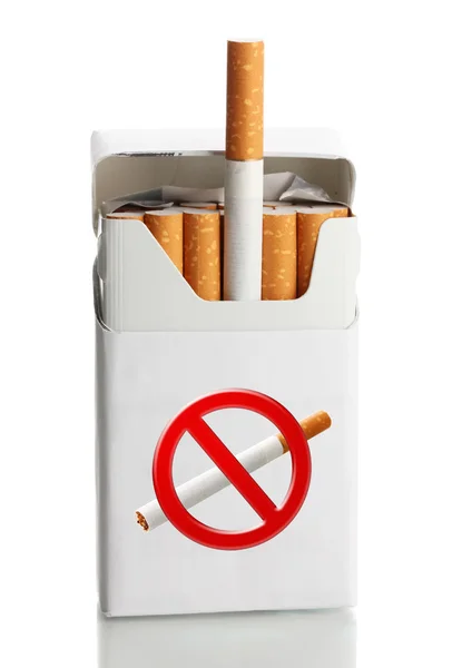 Vak van sigaretten, geïsoleerd op wit — Stockfoto